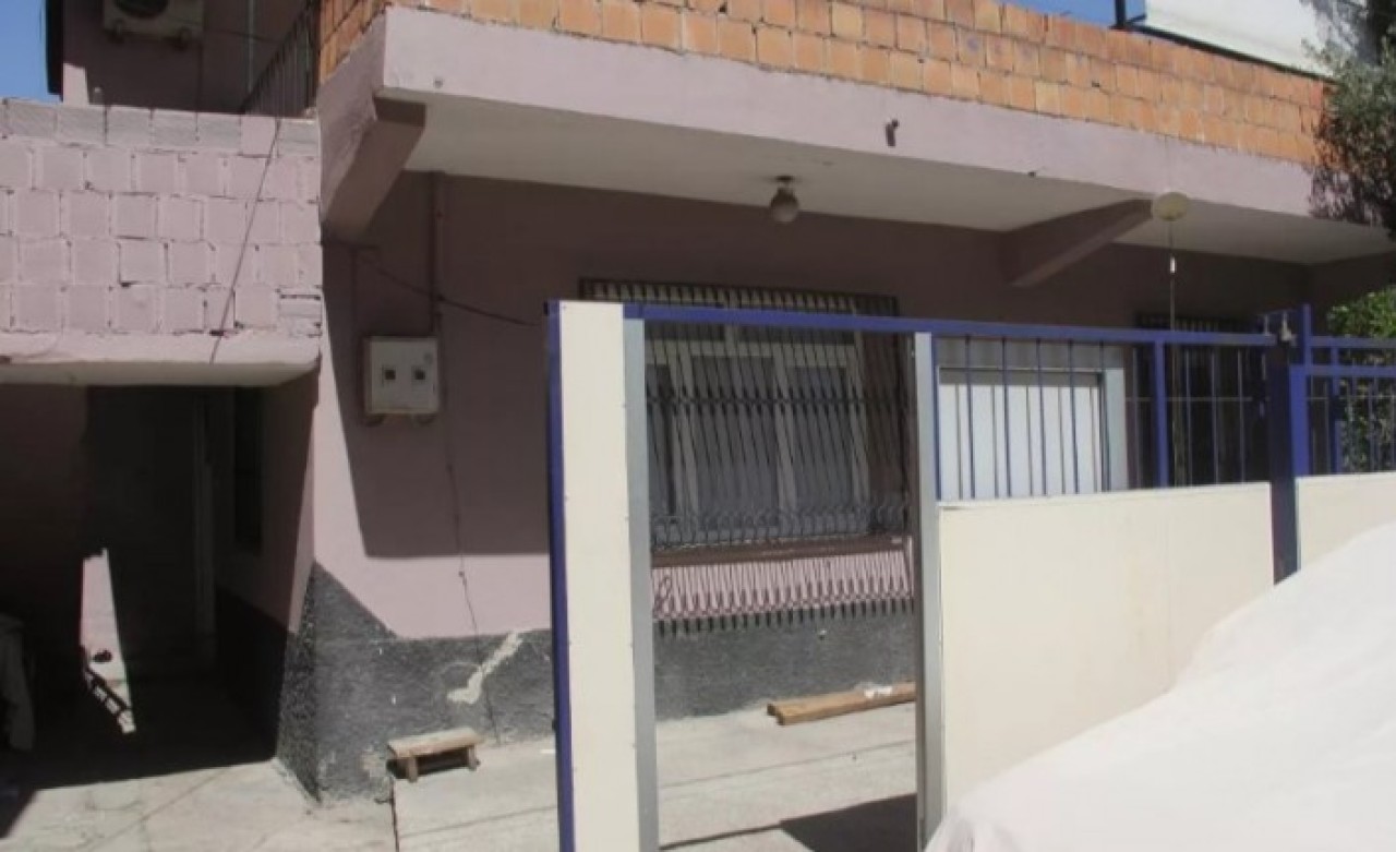 Eşini darp etti,  kendisini engellemeye çalışan babası ve kardeşini bıçakladı