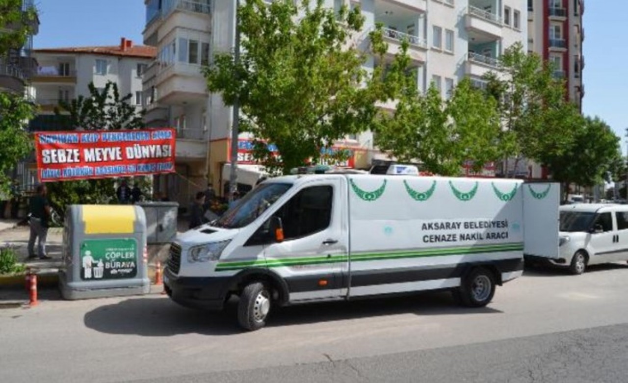 Eşini 2 çocuğunun gözleri önünde bıçaklayarak öldürdü