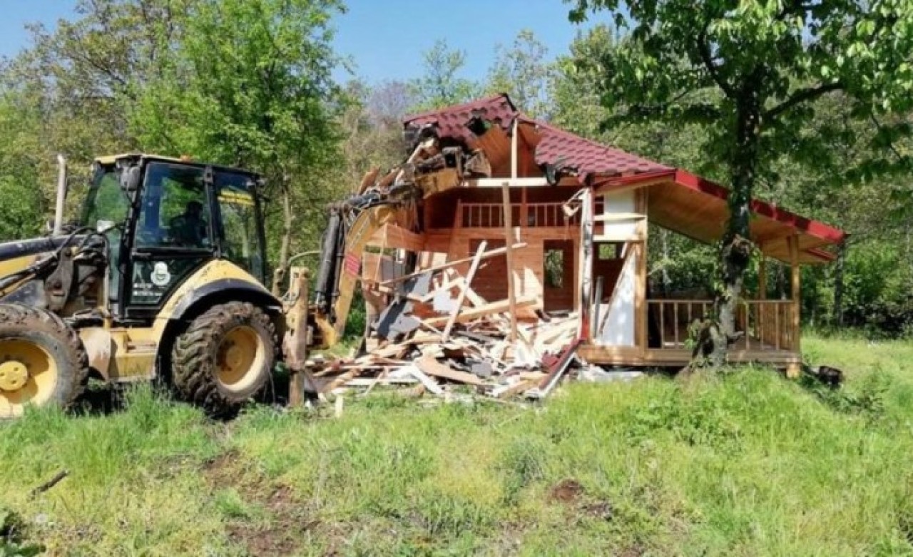 Hem vatandaşın evini yıktılar,  hem de "Evde kal" diye paylaştılar!