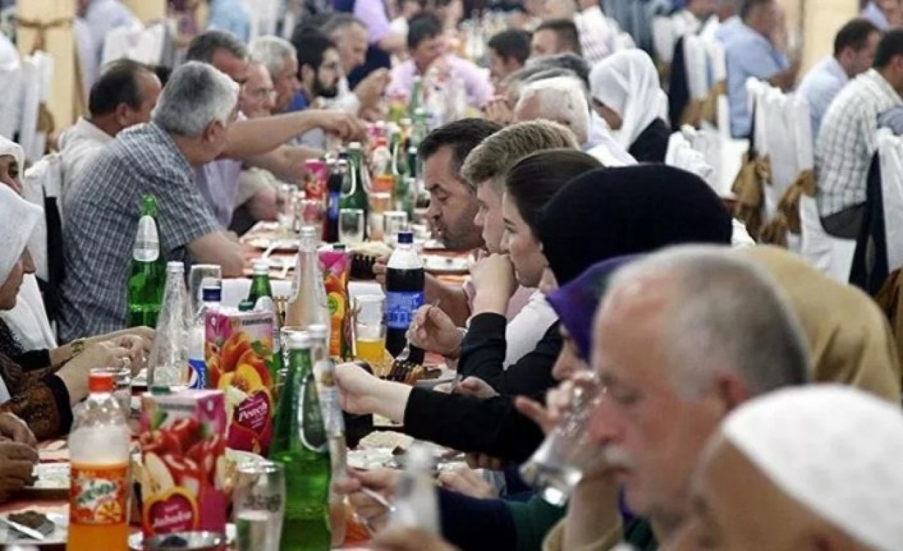 İftar yemeğine giden 13 kişiye koronavirüs bulaştı,  validen uyarı geldi