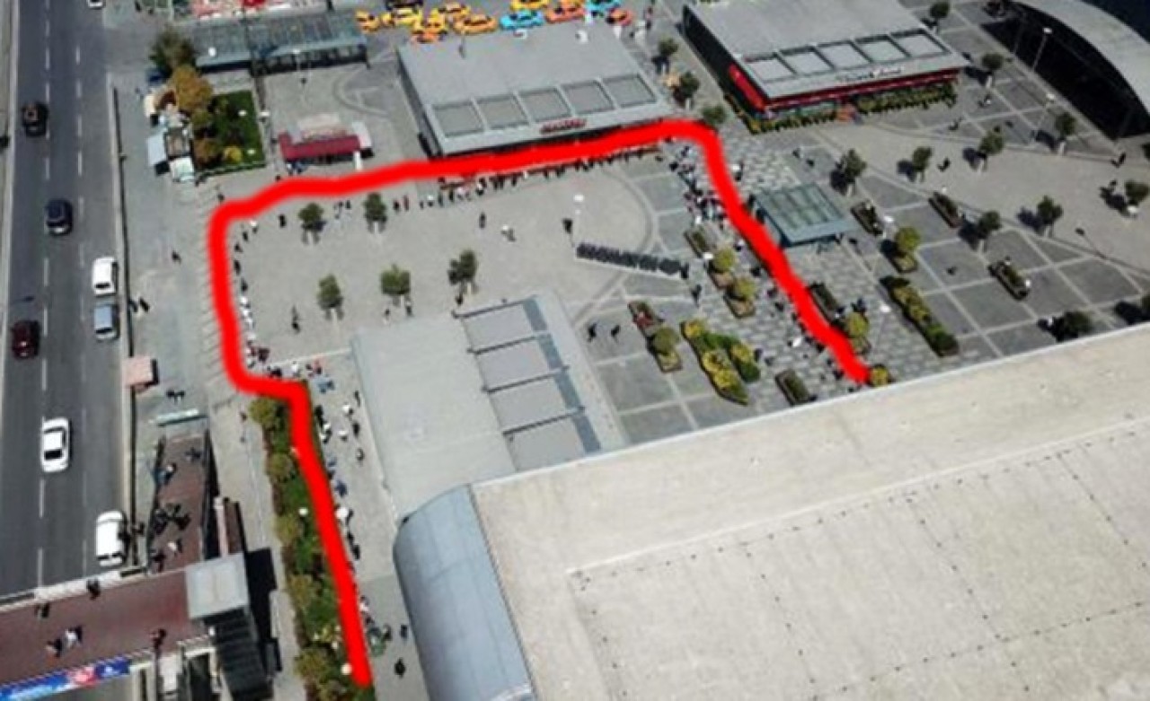 İlk günden AVM'lere akın ettiler: Uzun kuyruklar oluştu!