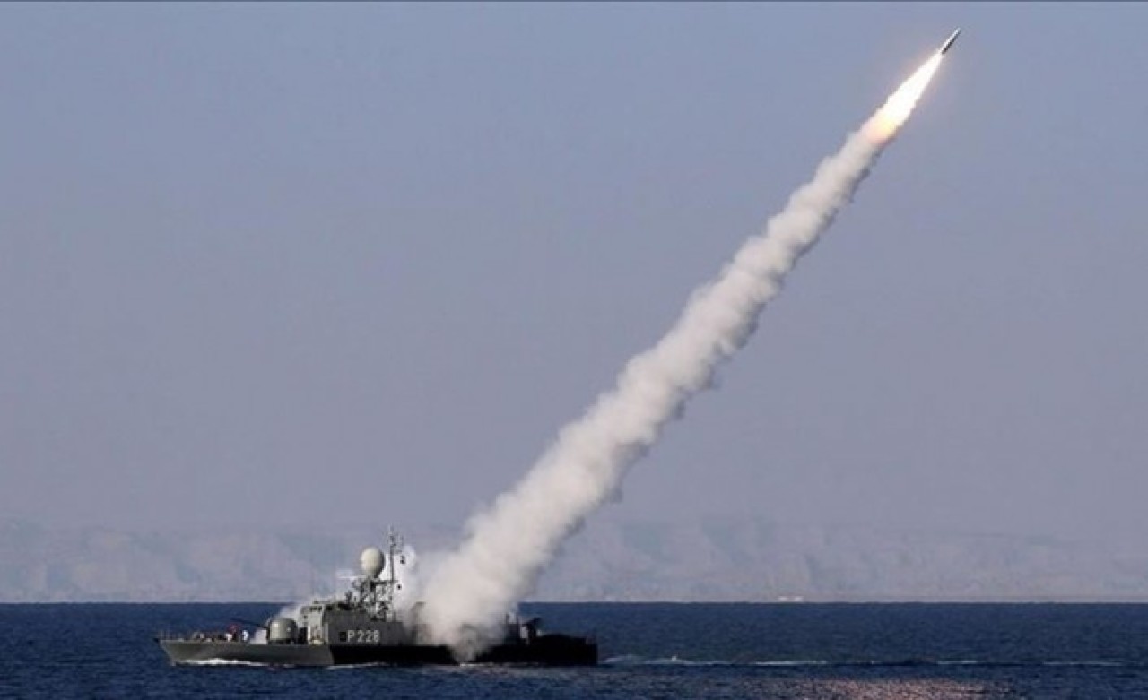 İran ordusu tatbikat yaptı: Kendi gemisini vurdu,  40 asker öldü!