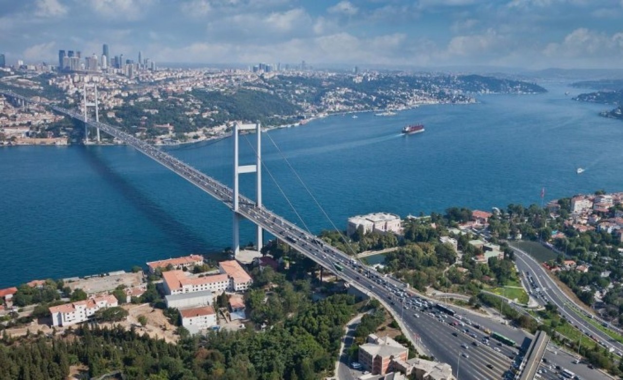 İstanbul Boğazı'nın rengi değişti: Görenler hayret etti!