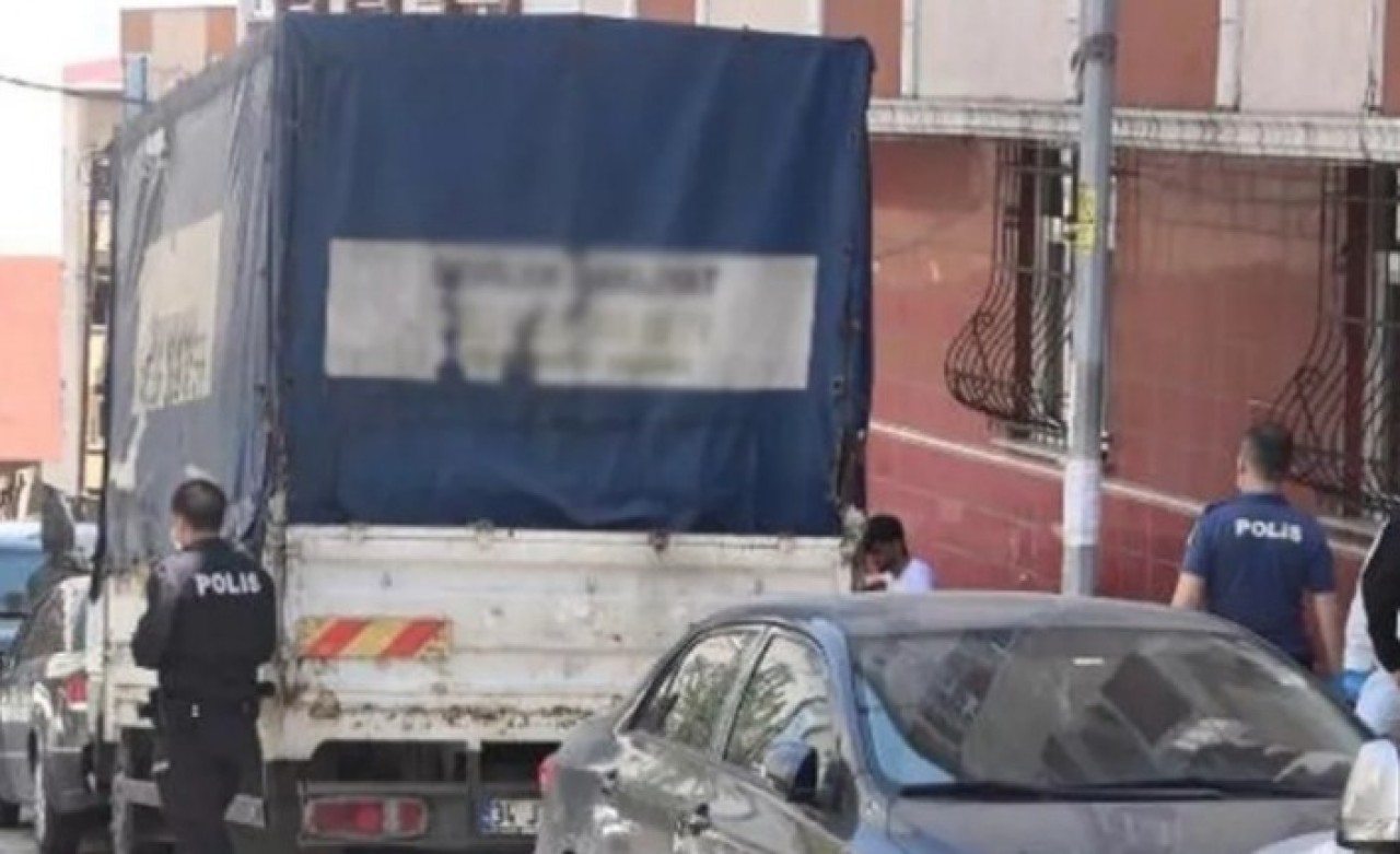 İstanbul'da bir kişi kamyonetinin kasasında intihar etti