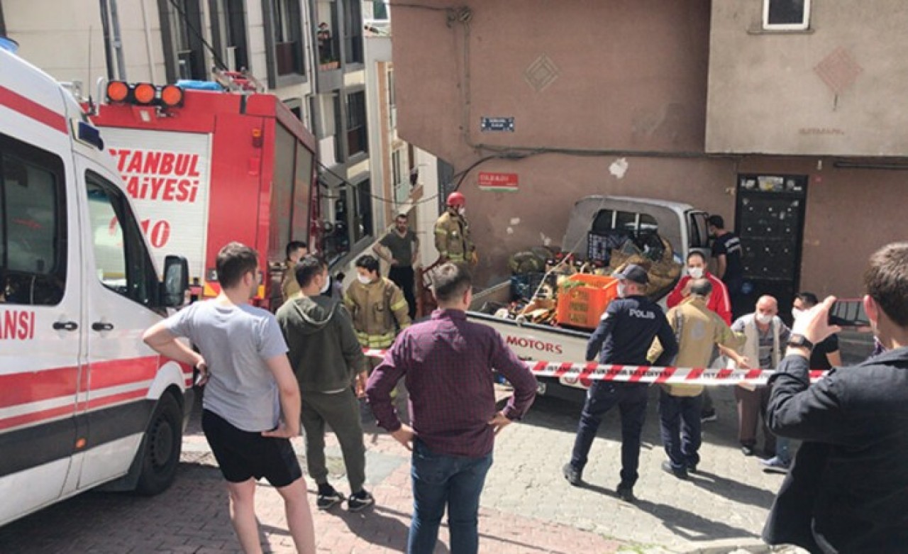 İstanbul'da kamyonet yatak odasına daldı: Ortalık savaş alanına döndü