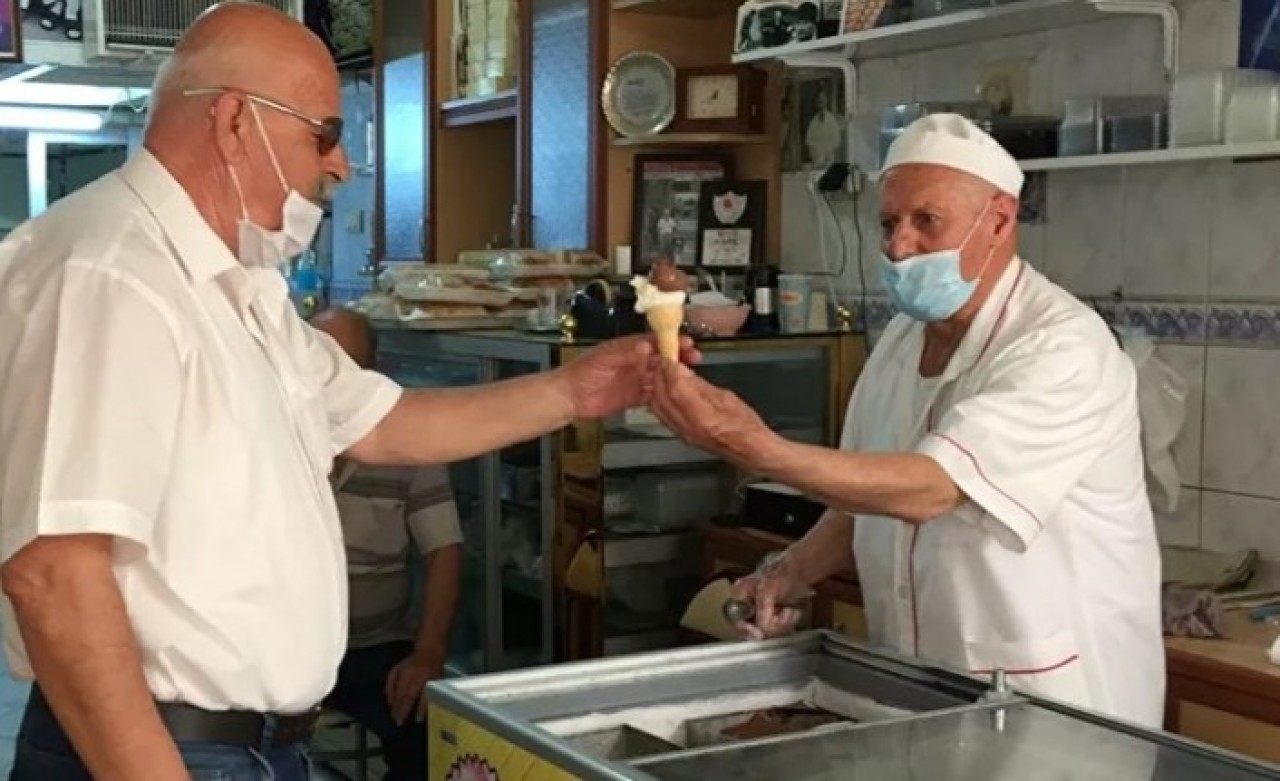 İzmir'de 74 yaşındaki dondurmacı 6 saatlik izinde de çalışmaya devam etti