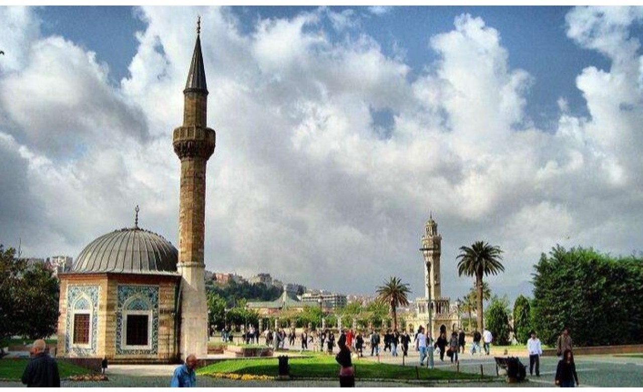 İzmir'de şaşkına çeviren olay: Camiden Çav Bella şarkısı çalındı!