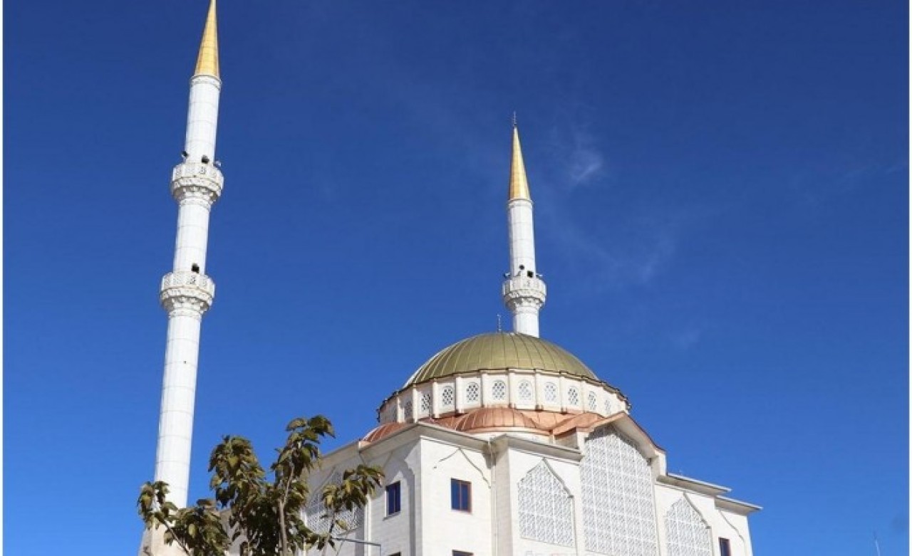 İzmir'de camilerden bu kez de Selda Bağcan çalındı