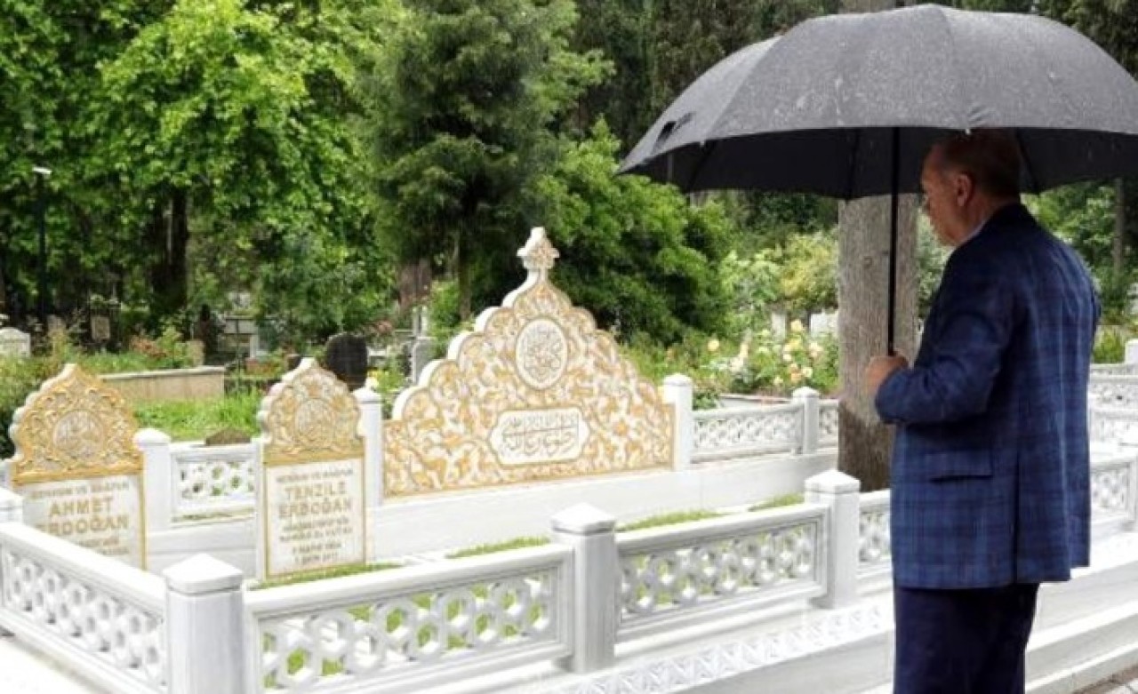 Kabir ziyareti yapan Erdoğan,  anne ve babası dışında bir ismi daha unutmadı
