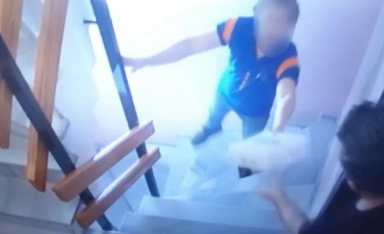 Kargocudan şoke eden hareket! İdrarını yaptı