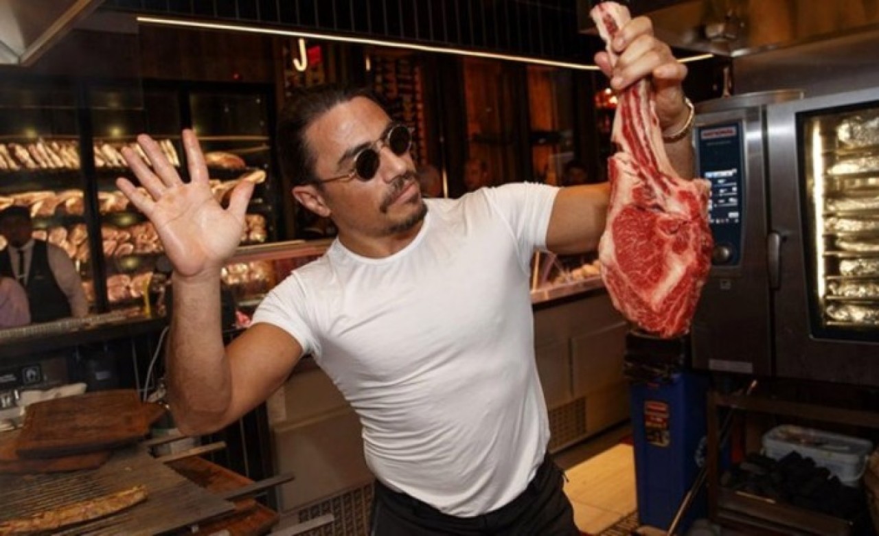 Kasap Nusret Gökçe'nin kendisine ikizi kadar benzeyen kardeşi,  görenleri şaşkına çevirdi