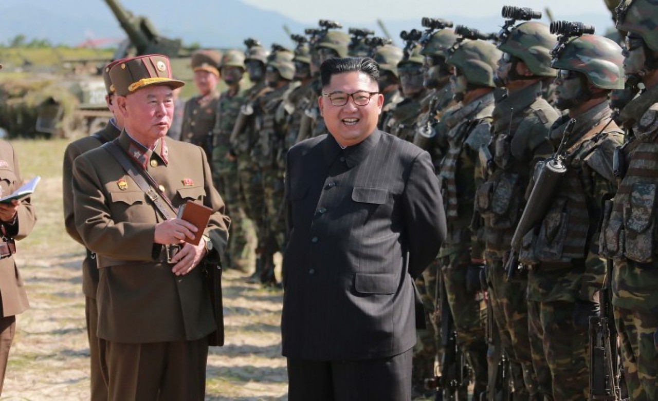 Kim Jong Un ortaya çıktı,  silahlar patladı: Yüksek gerilim! 