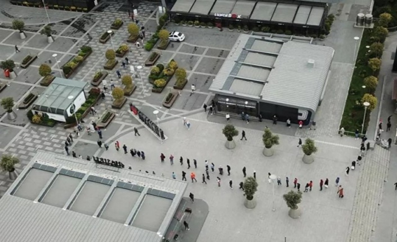 Kısıtlama sonrası alışveriş merkezinde yoğunluk: Uzun kuyruklar oluştu