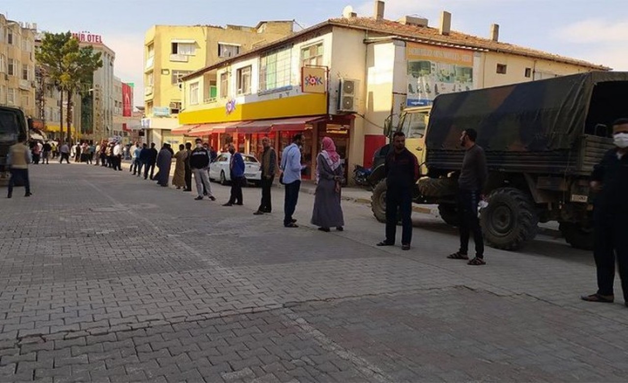 Kızılaykart'tan para çeken Suriyelilerin kuyruğunun ucu gözükmedi