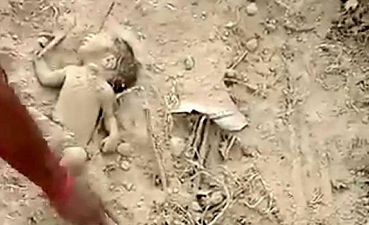 Korkunç olay: Diri diri gömülen bebeği toprağın altında çıkardılar!