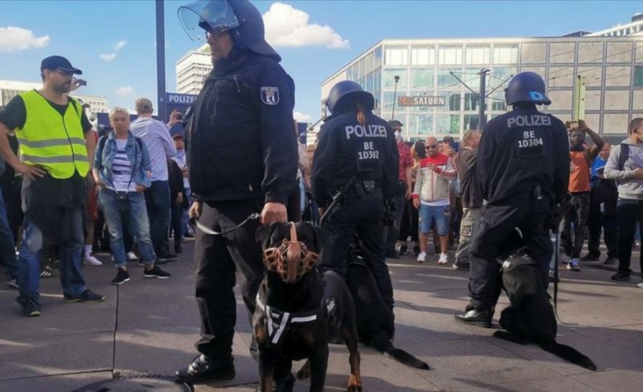 Koronavirüs tedbirlerini protesto ettiler!