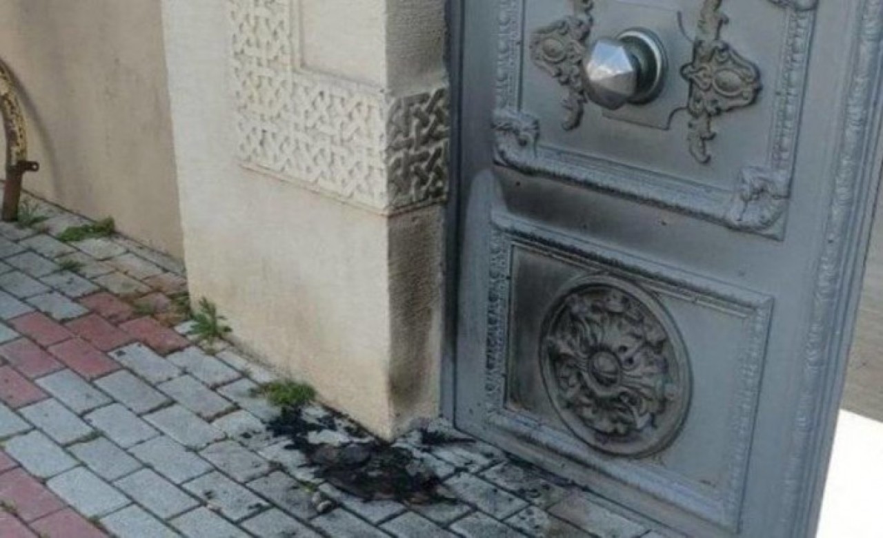 'Koronavirüsü bunlar bela etti' diyerek kiliseyi yakmaya çalıştı