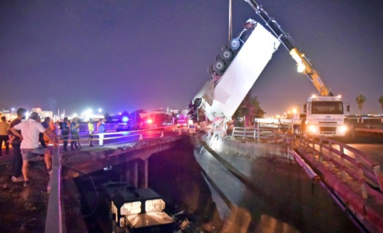 Mersin'de feci kaza: Üst geçitteki tır yük treninin üzerine düştü