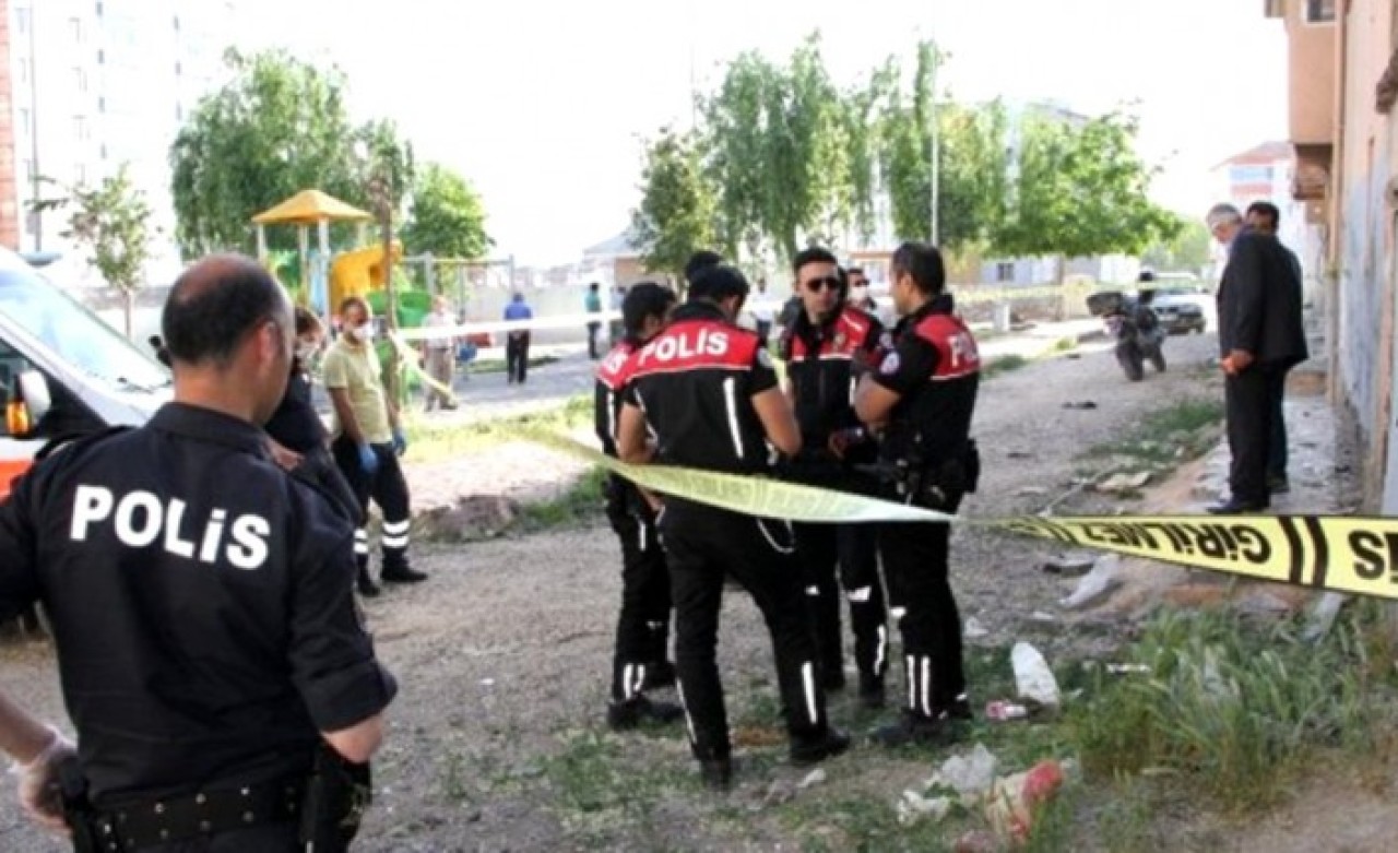 Metruk binaya giren çocuklar,  tavana asılı cansız beden buldu