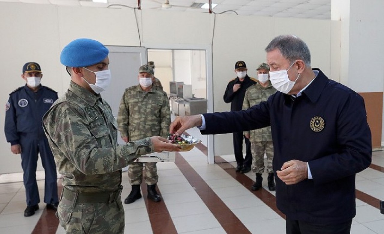 Milli Savunma Bakanı Akar ve komutanlardan sınırda bayram