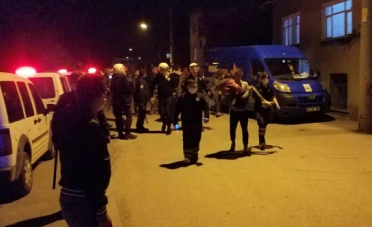 Muhtar dehşeti mahalleyi sokağa döktü: Hamile kadını tekmeledi,  ateş açtı,  polise saldırdı!