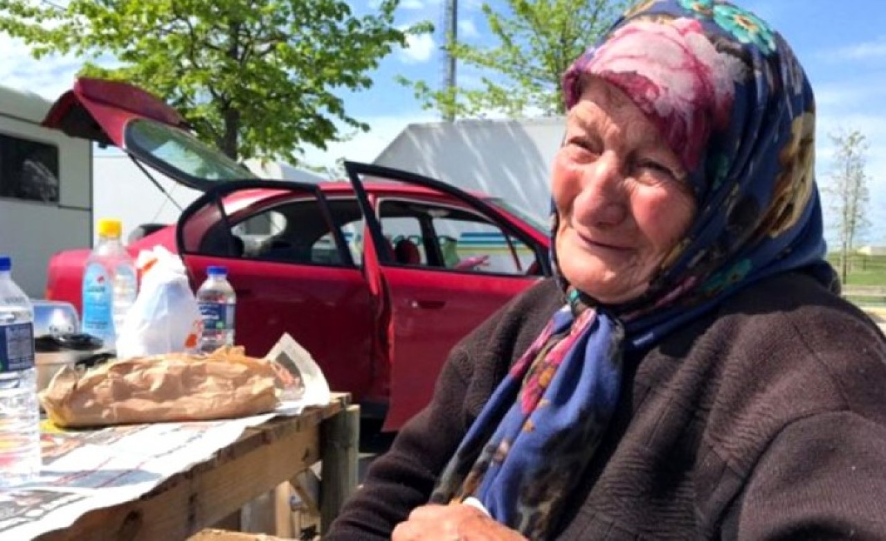 Oğlu ile 3 aydır arabada yaşayan 82 yaşındaki engelli kadın,  Erdoğan'a seslendi