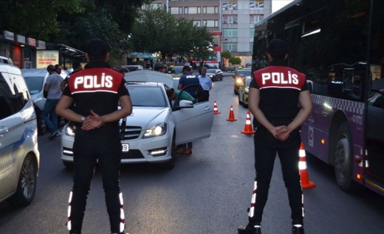 Polislere söylenen 'seni sürdüreceğim' sözü için mahkemeden yeni karar