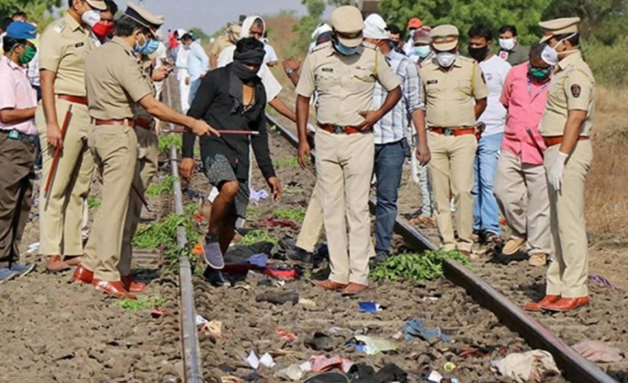 Raylarda uyuyan işçilere tren çarptı: 14 kişi hayatını kaybetti