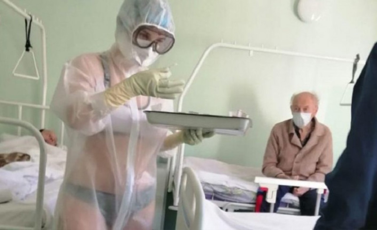 Salgın hastanesinde bikiniyle hastaları tedavi eden hemşire olay oldu