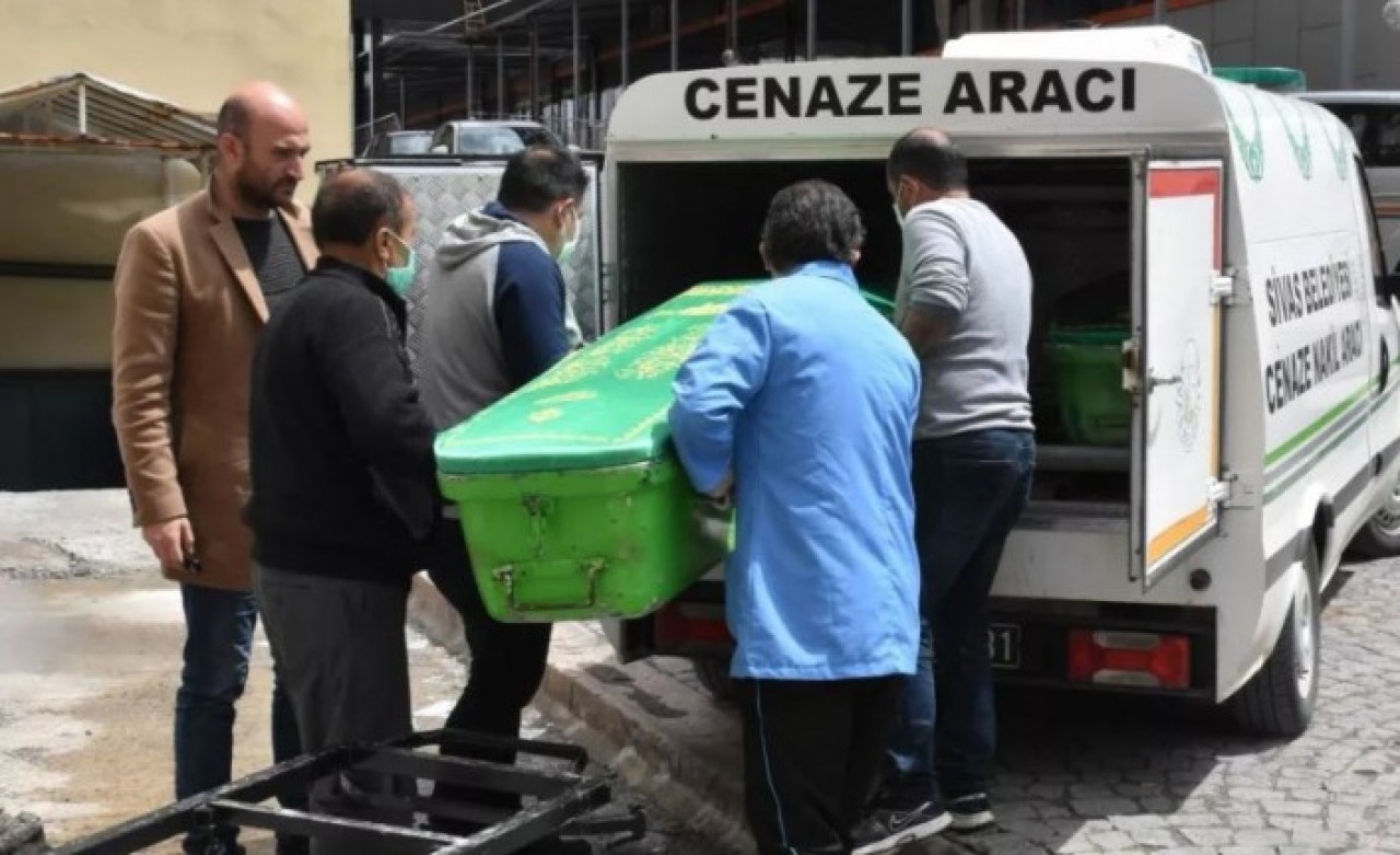 Sivas'ta kolonya içerek komaya giren bir kişi hayatını kaybetti