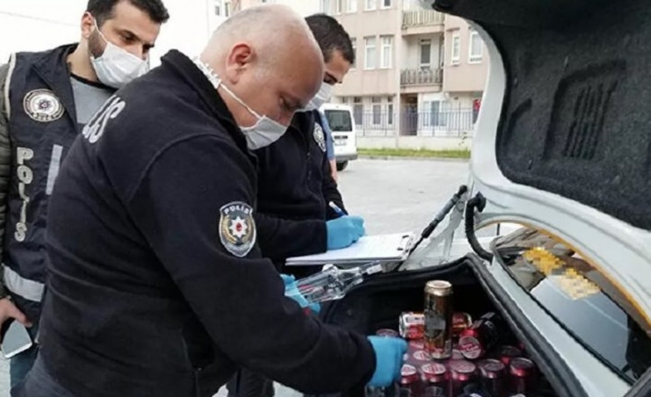 Sokağa çıkma yasağında taksiyle içki satarken bekçiye yakalandı