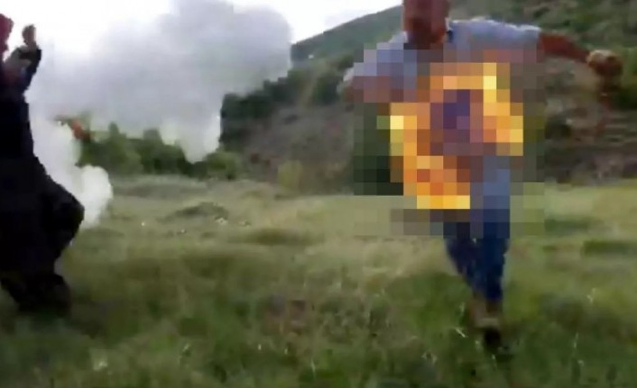 Teslim olmamak için kendisini ateşe verdi,  jandarmanın üzerine doğru koştu