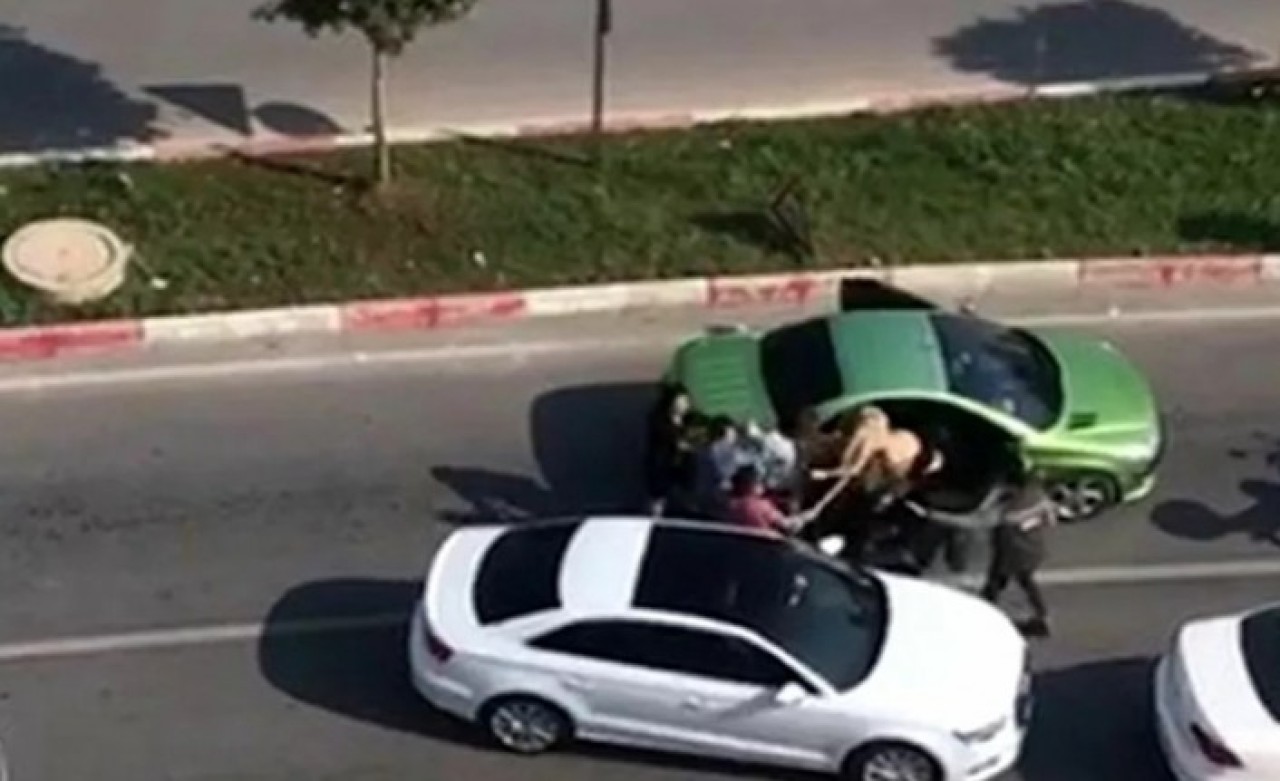 Trafikte tartıştığı 3 kadını sopayla dövdü!