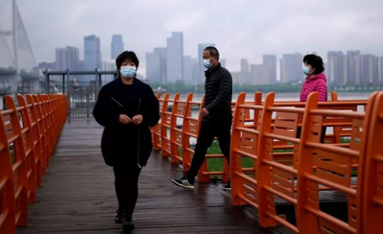 Vuhan'da maskeyle koşan adamın akciğeri patladı