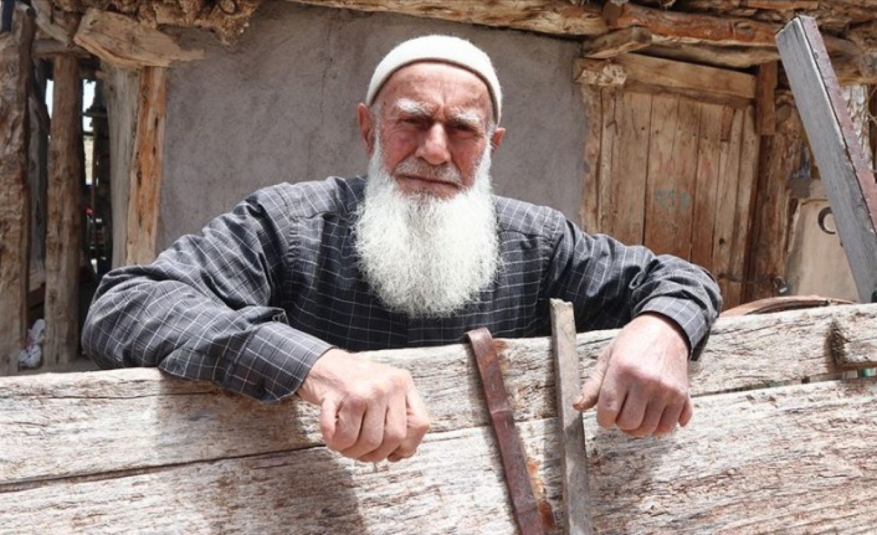 12 parmağı olan Abdurrahman Özer'in 12 mesleği var!