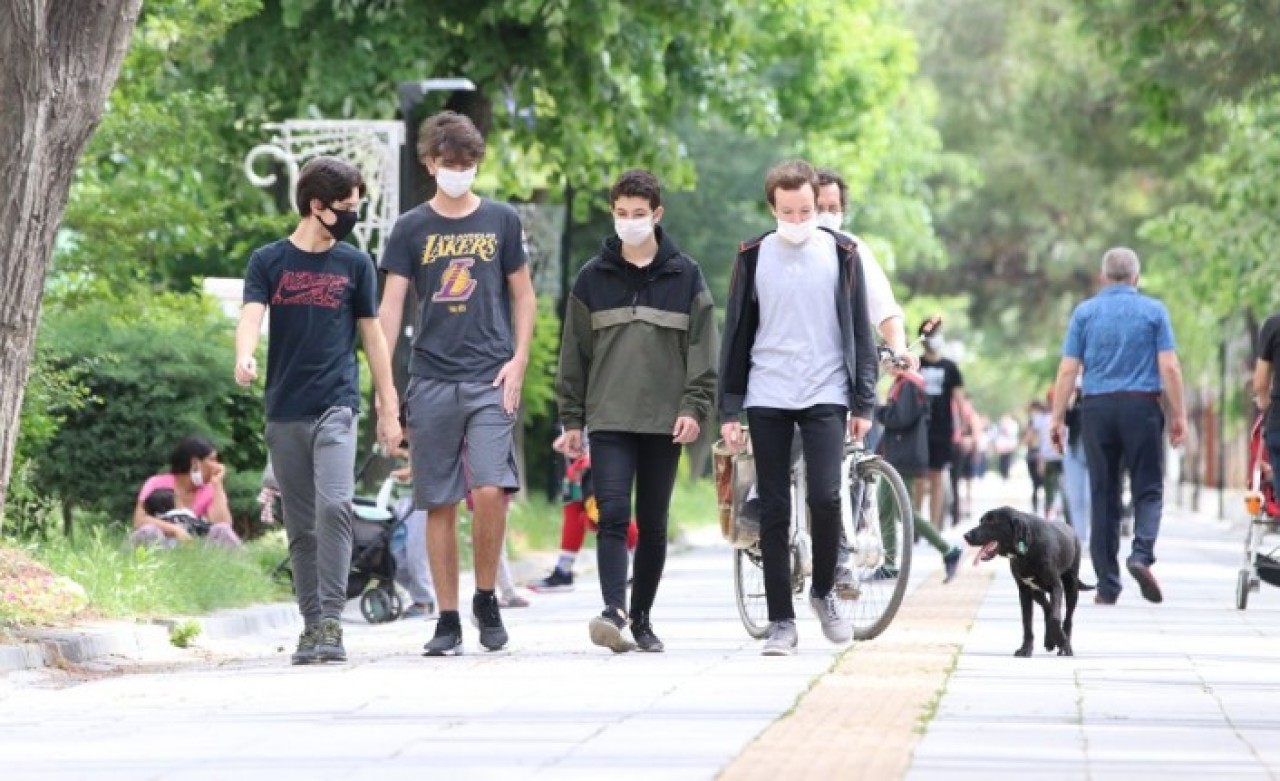 65 yaş ve üstü ile 18 yaş altının sokağa çıkma kısıtlamasına yeni düzenleme