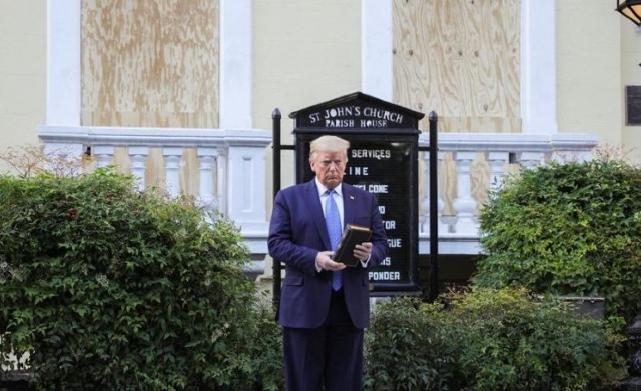 Trump,  önce ağır silahlı askerleri görevlendirdi,  sonra İncil'e sarıldı: Tepki çeken poz!