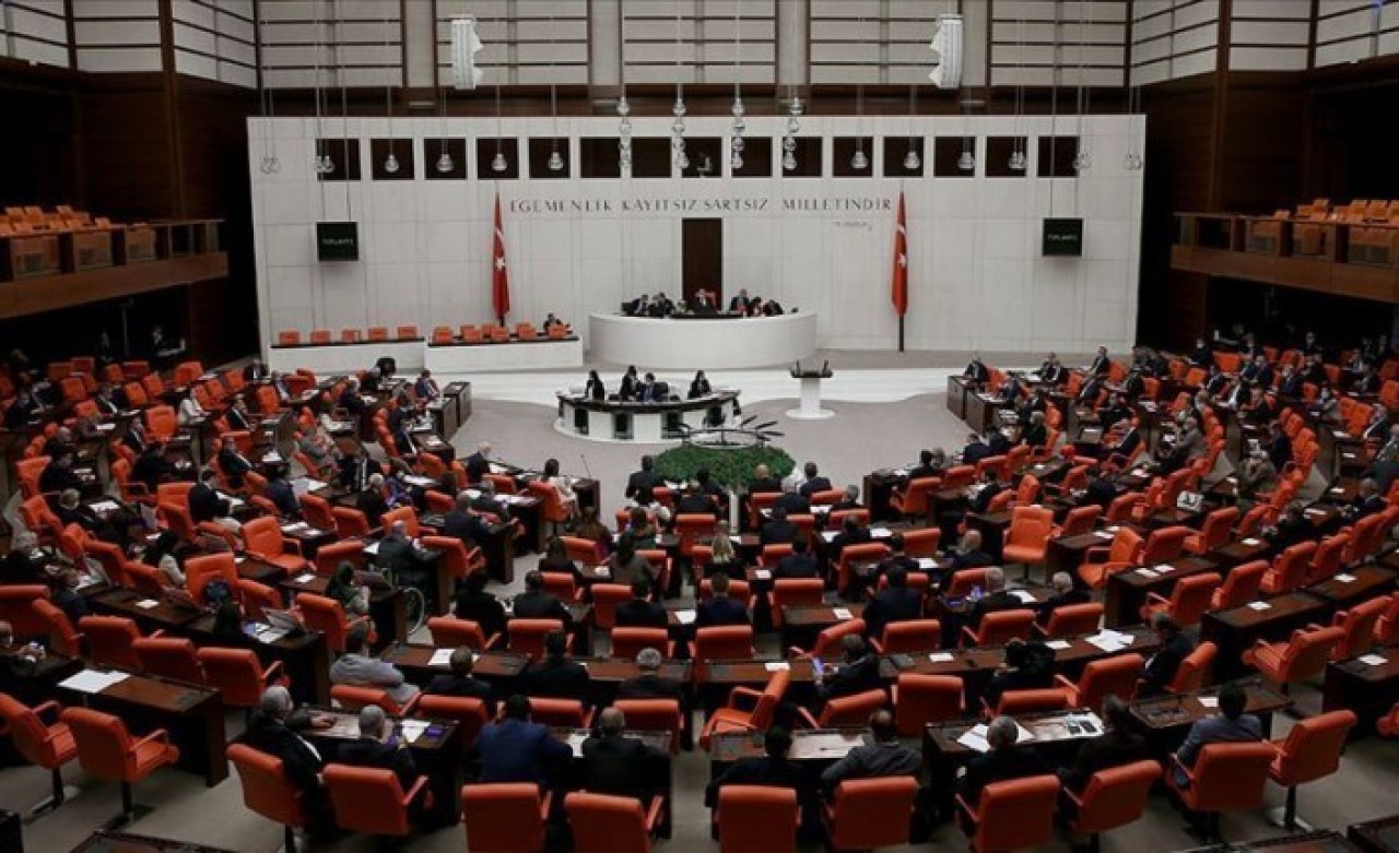 AK Parti çoklu baro düzenlemesini Meclis'e sundu