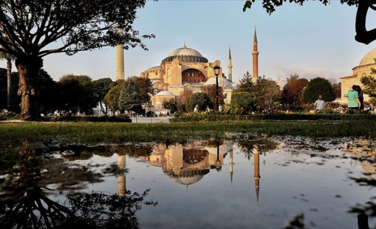 AK Parti'nin Ayasofya anketi Cumhurbaşkanı Erdoğan'a sunuldu: İlk namaz için tarih verildi