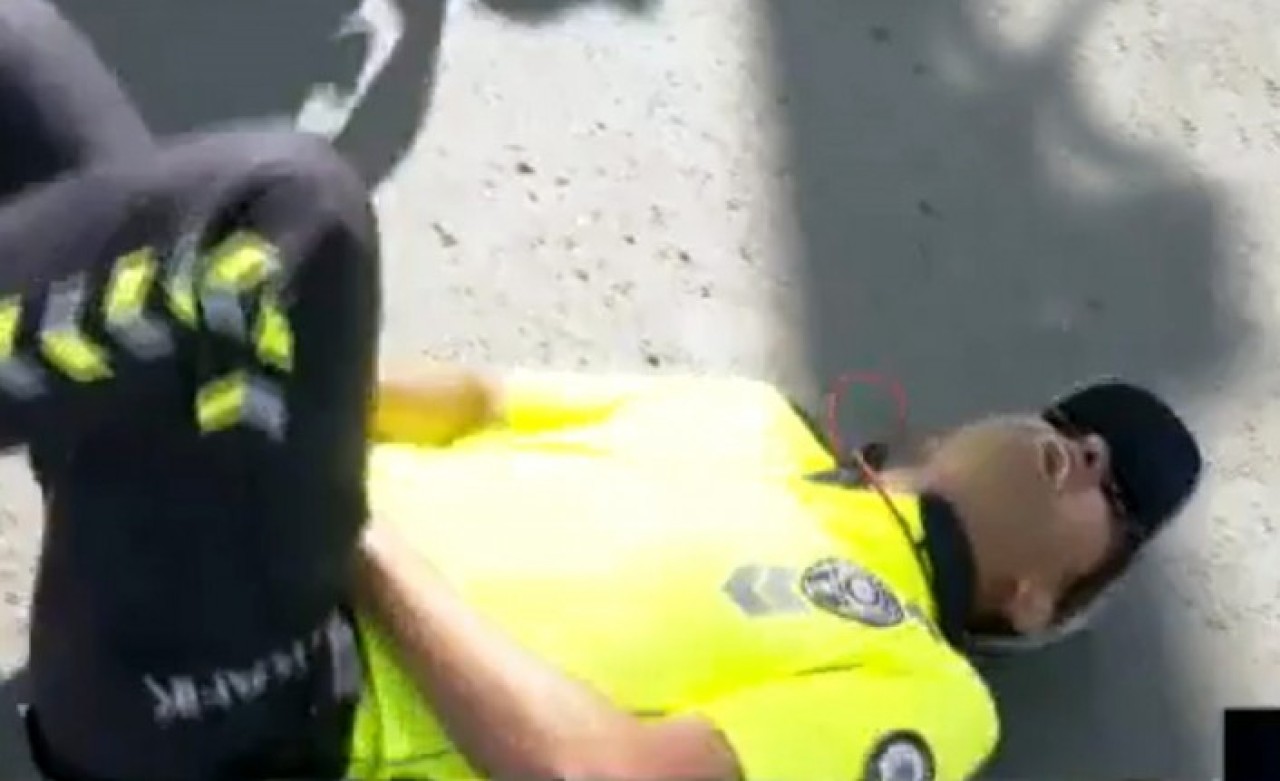 Ankara'da kameralar önünde polise tekmeli saldırı: Yere yığıldı!