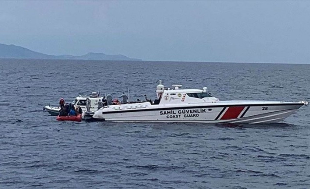 Balıkesir Ayvalık'ta mültecileri taşıyan bot battı: 4 kişi kayıp