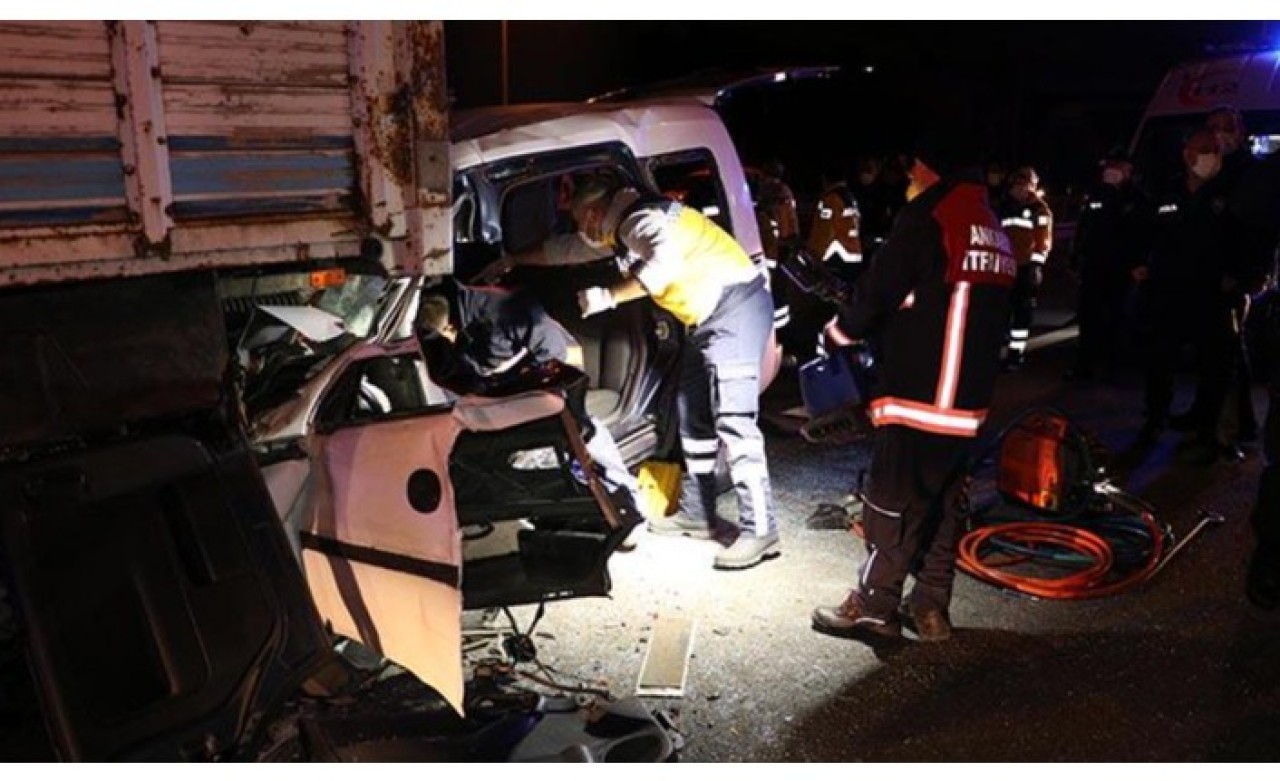 Başkentte ticari araç kamyonla çarpıştı: Burak Karaca ile Ezgi Sevinç hayatını kaybetti