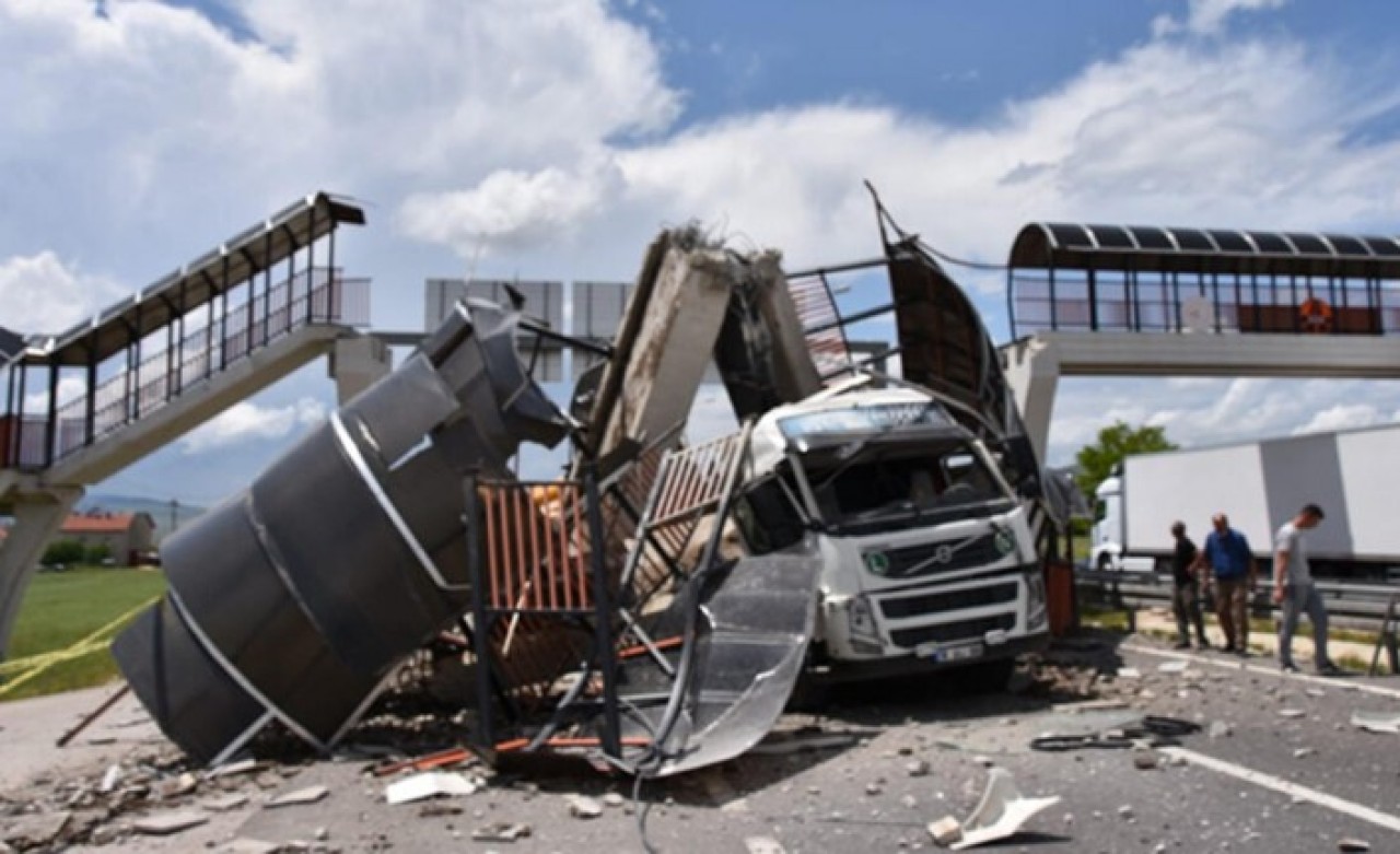 Çankırı’da TIR'ın çarptığı üst geçit çöktü