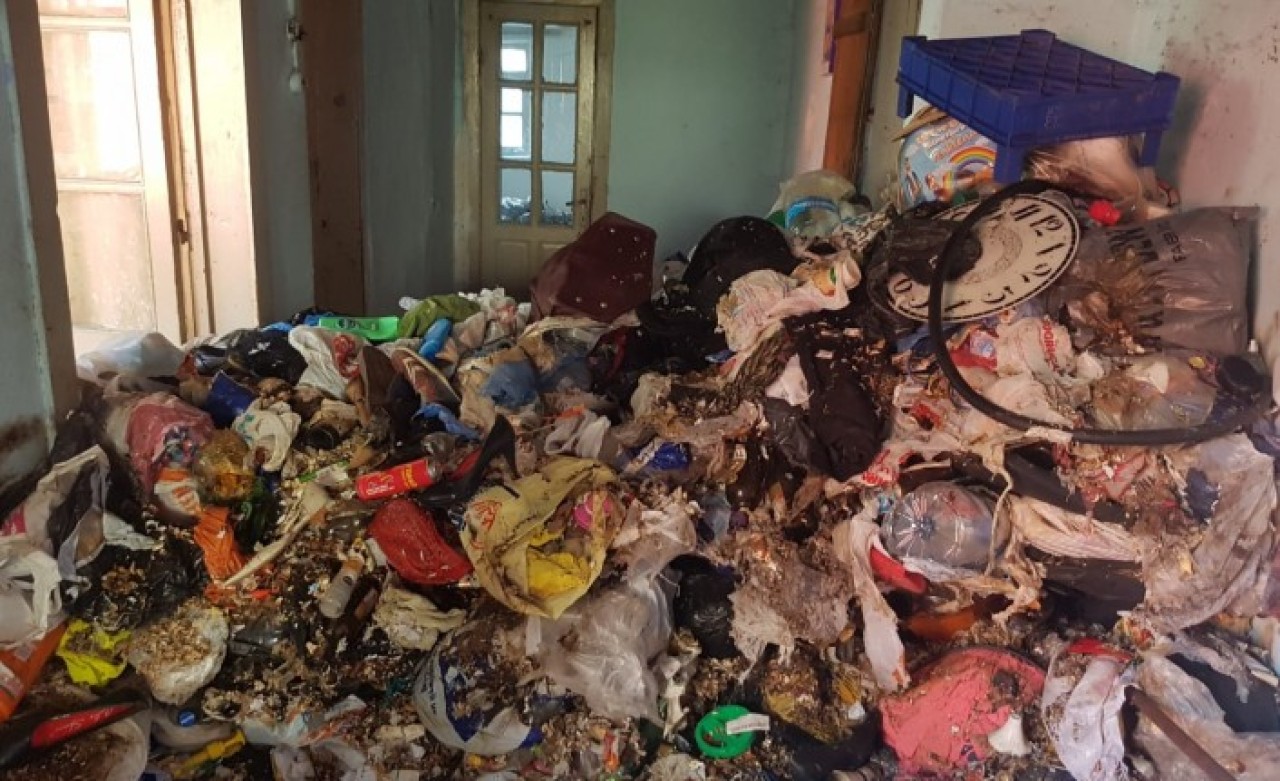 Ceset var diye şüphelendikleri evden 3 kamyon dolusu çöp çıktı!