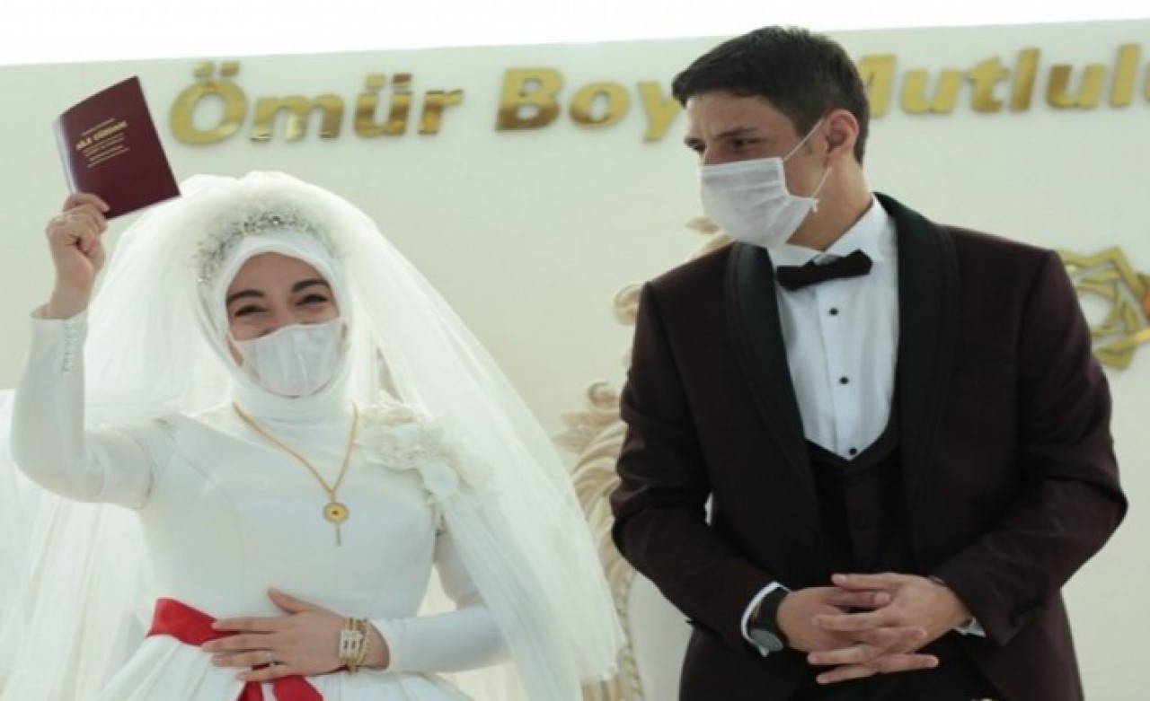 Düğün yapacak çiftlere Bilim Kurulu Üyesi Özlü'den kötü haber!