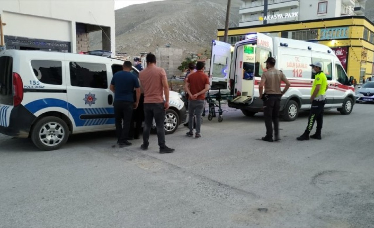 Edanur Şahin,  eşi Hüseyin Şahin ile eski eşi Fırat Gültekin'in kavgasını ayırmak isterken öldü