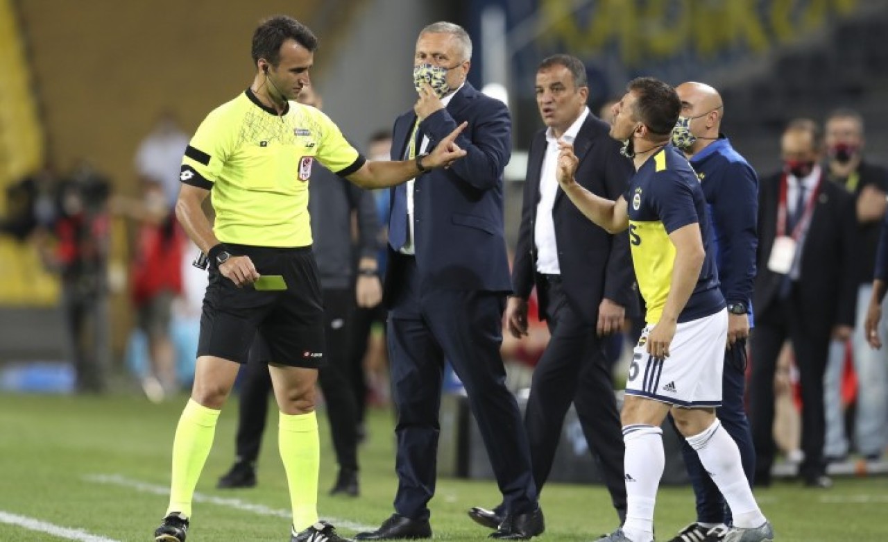 Emre Belözoğlu bunu da yaptı: Tarihe geçti!