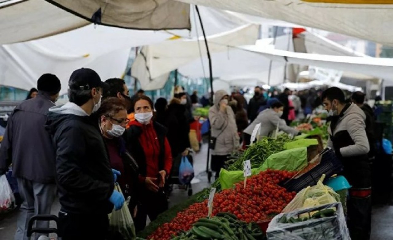 Esenyurt'ta pazar protestosu: Pazarcılar tepki için sebzeleri yere döktü