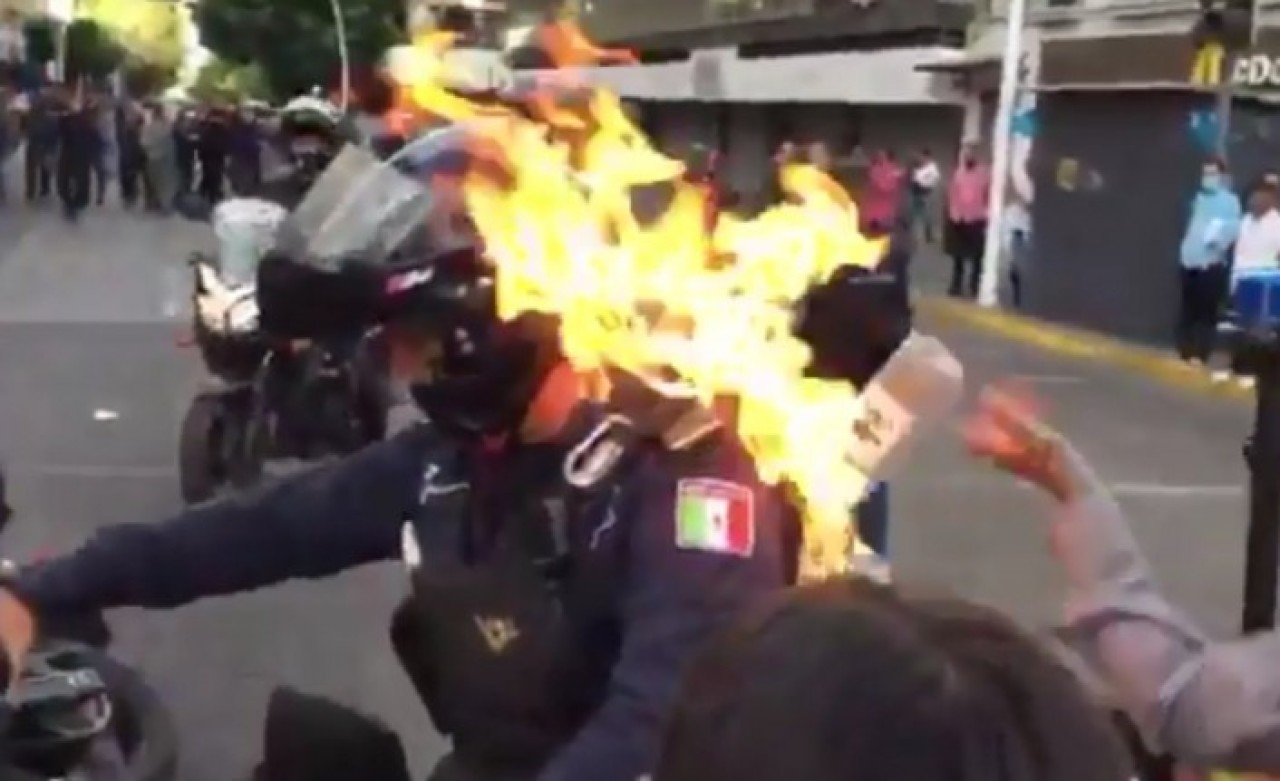 Eylemcilerin polisi ateşe verdiği o anlar kameraya yansıdı