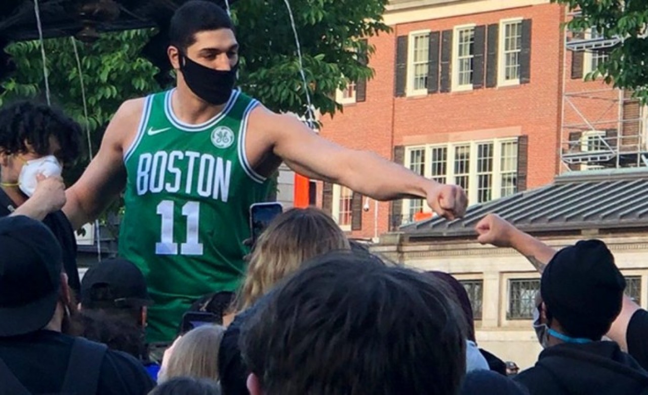 FETÖ elebaşı Gülen'in manevi oğlu Enes Kanter gösterilerde ortaya çıktı!